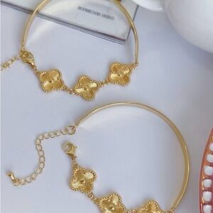 Elegant Gold Floral Bracelet